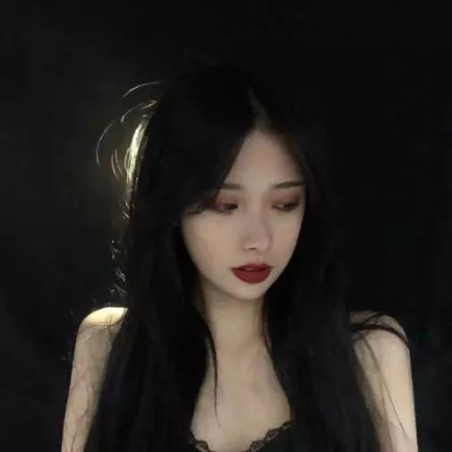 神秘的暗夜少女，红唇微启，诱惑无限。