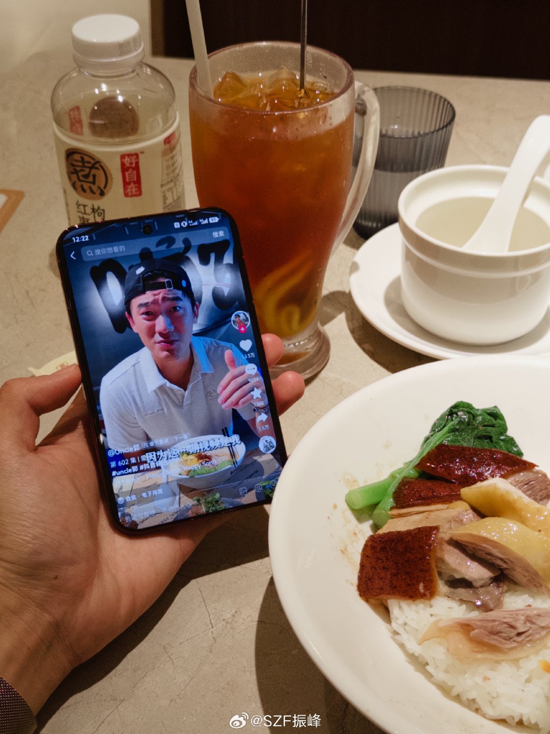 最近吃饭离不开 Pura X View 了，这个比例的也太适合刷内容了，轻薄，小巧，爱不释手 [干饭人][干饭人] ​