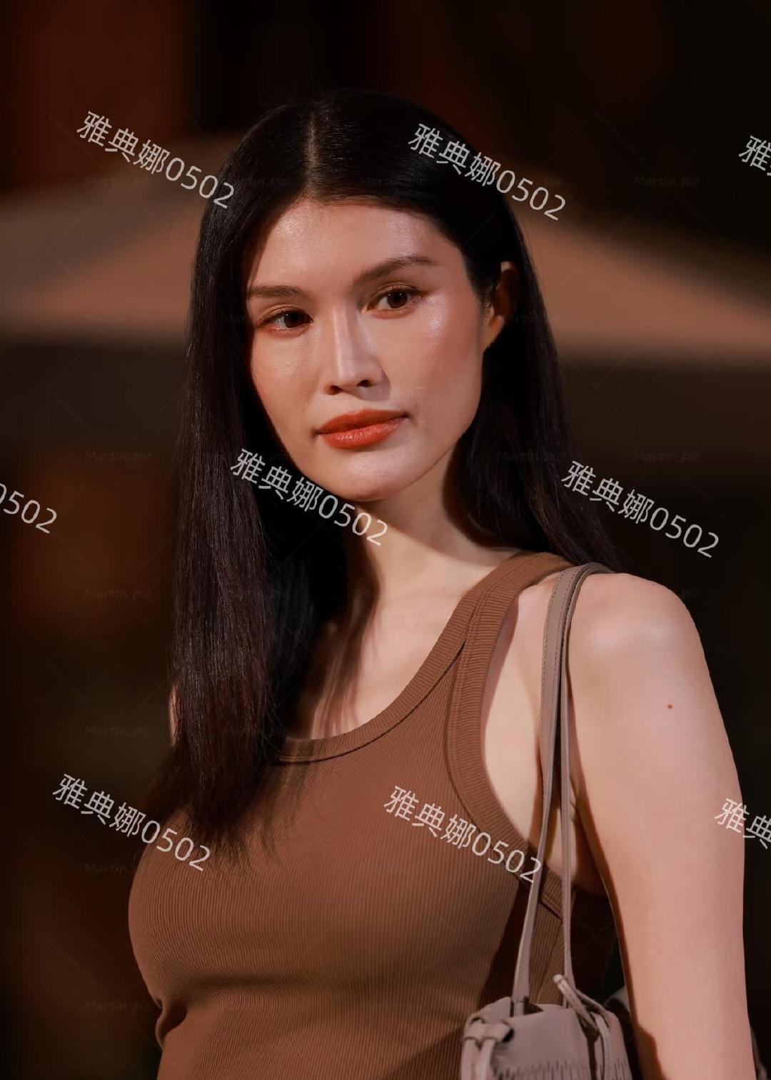 上海街头偶遇何穗，超模真是了不得在电视里看高高瘦瘦，生活中简直像巨人一样，皮肤也白到发光。 ​