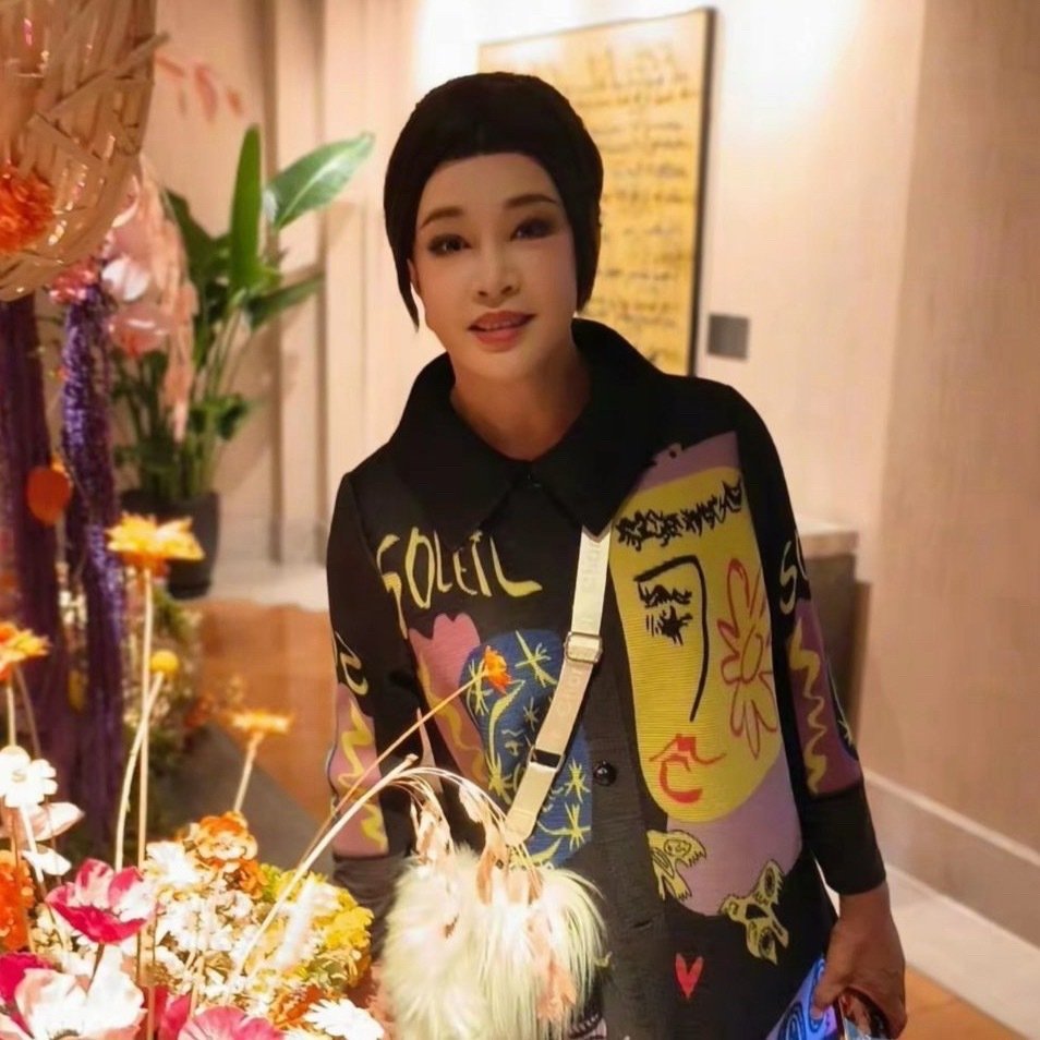 刘晓庆这妆真不知道是怎么画的，七十六岁的人，竟然画得像三十六岁，真是绝了。 ​