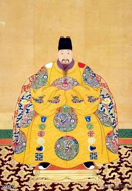 朱祁钰：大明唯一被废的皇帝，一生都在给别人当配角
朱瞻基死了，朱祁镇被瓦剌抓走，大明皇位空了。

于谦站出来，说：&34;社稷为重，君为轻。&34;

然后，朱祁钰被推上了龙椅——不是他想坐，是没人可选。

他当了8年皇帝，干了件大事：

北京保卫战打赢了，大明没亡。

可这8年，他活得像提线木偶：

皇位是于