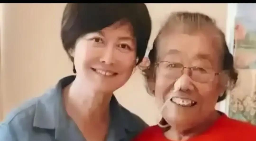 敬一丹，2026年6月突发急性脑出血，三个多月后走了。

消息冲上热搜时，很多人的第一反应是不相信。网上一条评论被反复点赞：“这是我唯一敬重的主持人，一代人的记忆。”

大家翻出她妈妈的信息。老太太活到90岁，最后因为肺癌走的。敬一丹自己走的时候70出头，比妈妈早了快20年。她生前接受采访，提过好几