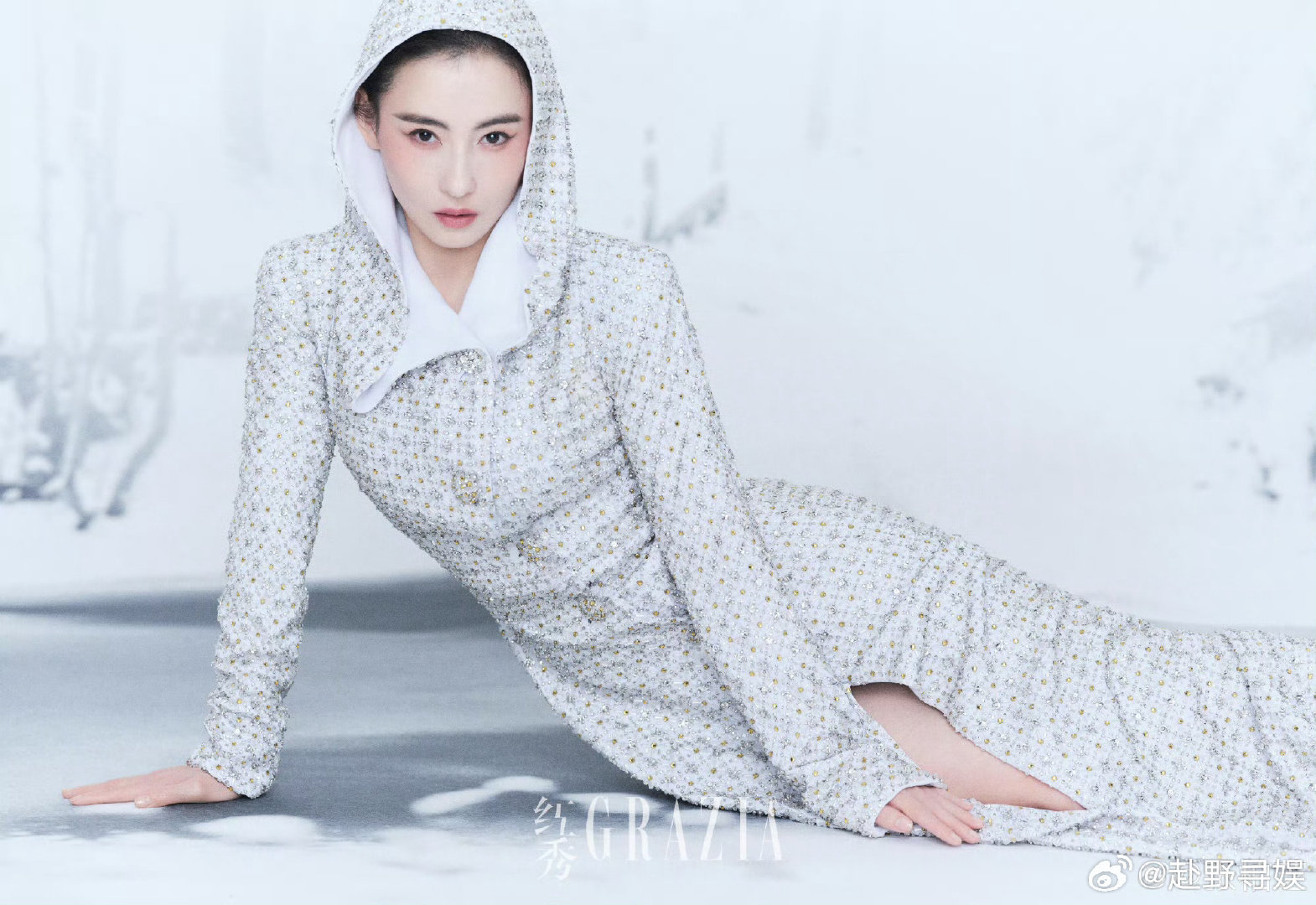 #张柏芝顶级骨相的含金量##张柏芝转身变装# 黑色缎面套装配黄金首饰，这造型也就她能撑住，骨相优势在灯光下太绝了。  ​
