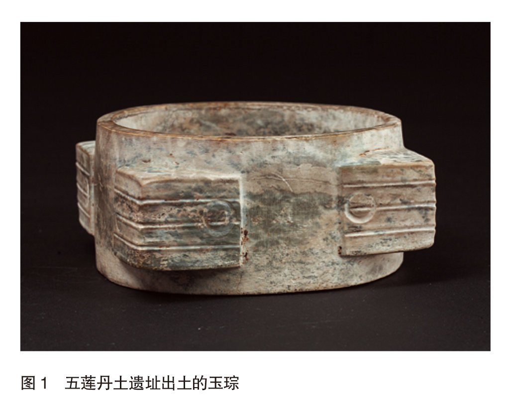 我就说“琮谱”特展里的这件四川三星堆月亮湾遗址的玉琮（图1）怎么这么眼熟，和山东五莲县丹土遗址出土的这件（图2）简直是亲兄弟嘛 ​