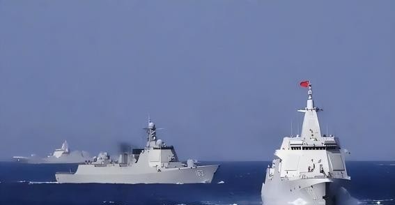 美国赌定中国不敢登船检查运往台湾的军火船，这一步是中美战略分水岭，敢查就是实力亮剑，不敢查就会被看穿底线，台海格局将彻底改写！中国用行动证明，敢！中国首次对台海实施管制，外舰擅闯必将付出代价，这次我们释放的信号强烈！
一场台风，让台湾海峡再次成为国际关注焦点。表面看，这是一次海上交通安全安排，背后却