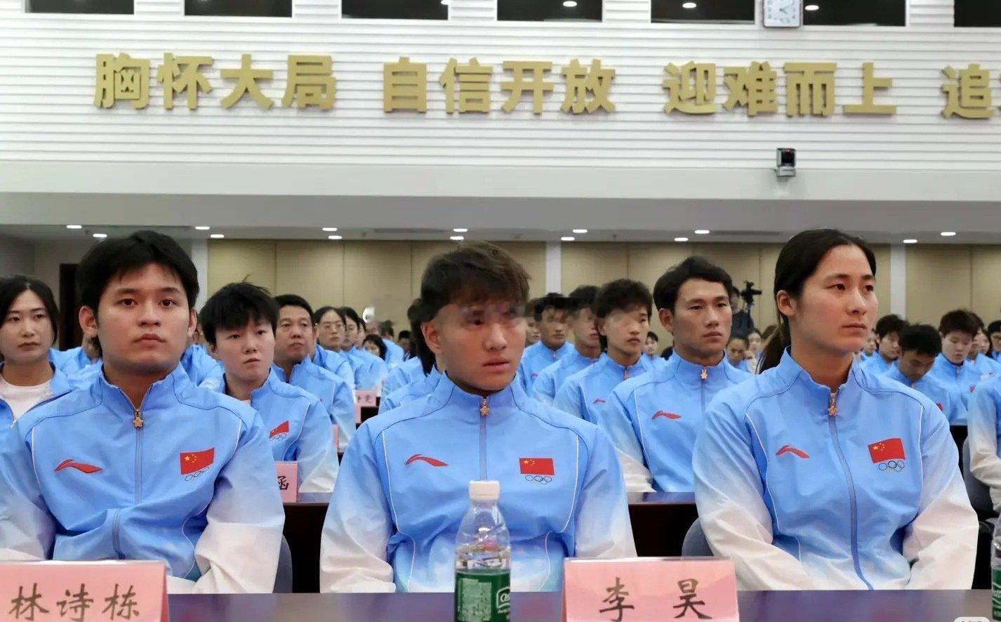 亚运会中国体育代表团总结大会暨冬训动员大会在京召开，中国U23男足球员李昊坐在第一排，身边是乒乓球运动员、获得三枚金牌的林诗栋 #国足[超话]##亚运男足夺铜牌##林诗栋没去观赛的原因##中超联赛# ​