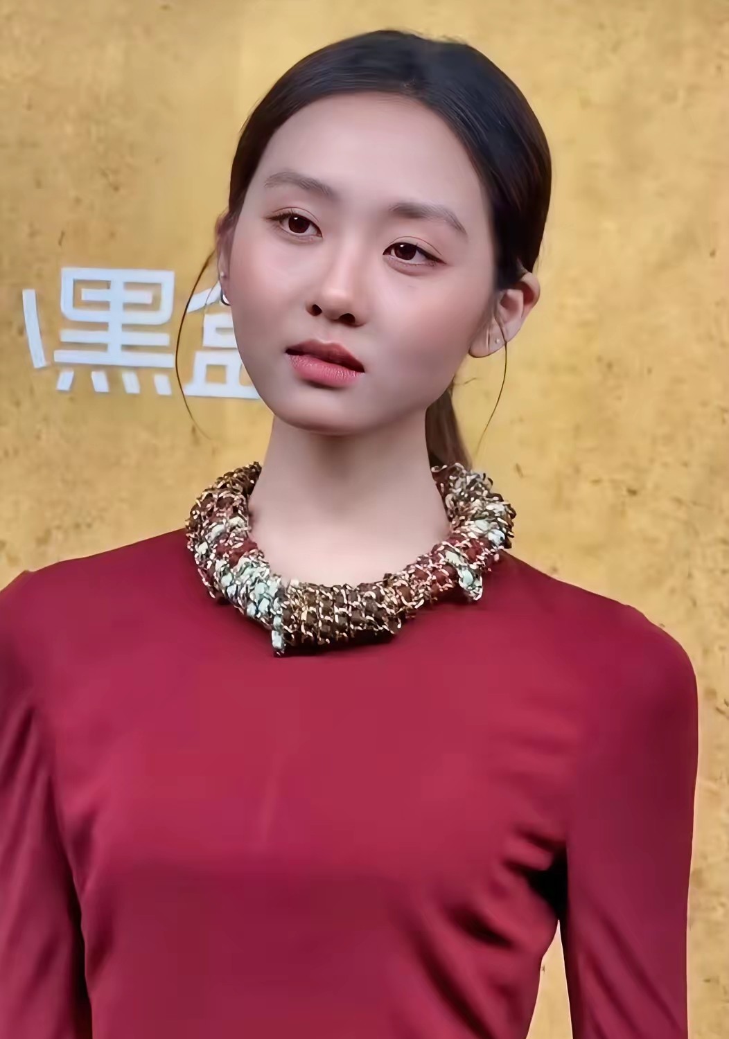都在盯着红毯上那张脸绷没绷住，没几个人留意到，出发图是她自己画的。

10月23号晚上，苏州，VOGUE时尚之力盛会，黄多多穿一条酒红色香奈儿长裙走出来，人生头一回走这种大场面。

事后她自己在采访里认了，刚迈步那一下手心全是汗，确实紧张，走完才松下来，也没提前练过什么姿势。

网友吵的还是老一套，