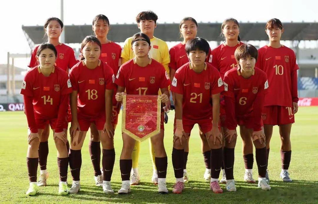 封面新闻记者 陈羽啸
北京时间10月29日23时，U17女足世界杯八分之一决赛展开激烈角逐，中国U17女足与法国U17女足在常规时间内难分高下，比赛被拖入点球大战。关键时刻，门将牛子琪两度扑出对手点球，最终，中国U17女足在点球大战中以4-3力克法国队，历史首次晋级U17女足世界杯八强。
首发阵容中有刘雨 ​