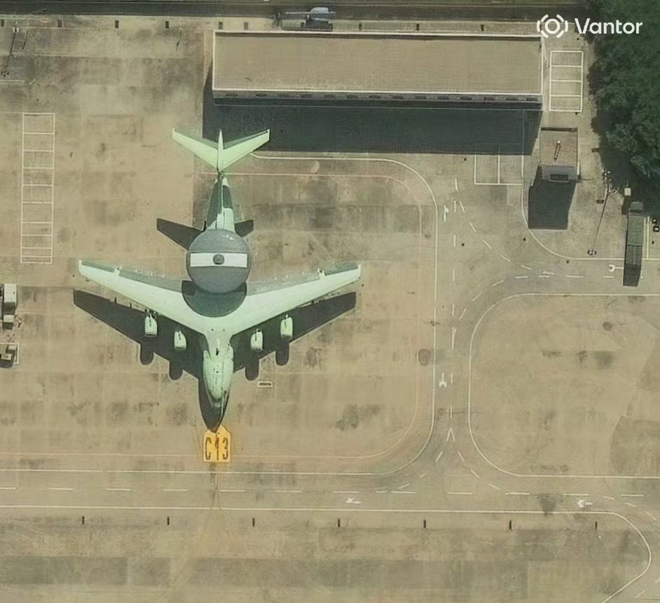 美国人发的空警3000量产高清卫星图 ​​​#兵器影像##空警3000预警机# ​