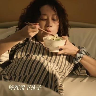 怀孕的女友挑婴儿床，亲姐迎面走来，他愣是没敢抬头。
红姐多精啊，一看气氛不对，扭头就走。剩下刘阳杵在原地，听刘娟不冷不热扔下一句：“男人都这样，有了新家，旧人就碍眼了。”
这话搁谁身上都得咂摸半天。亲姐弟，愣是处成了最熟悉的陌生人。
《余红旧事》大结局那天，刘阳被刘娟亲手铐走。一个护林员，背了