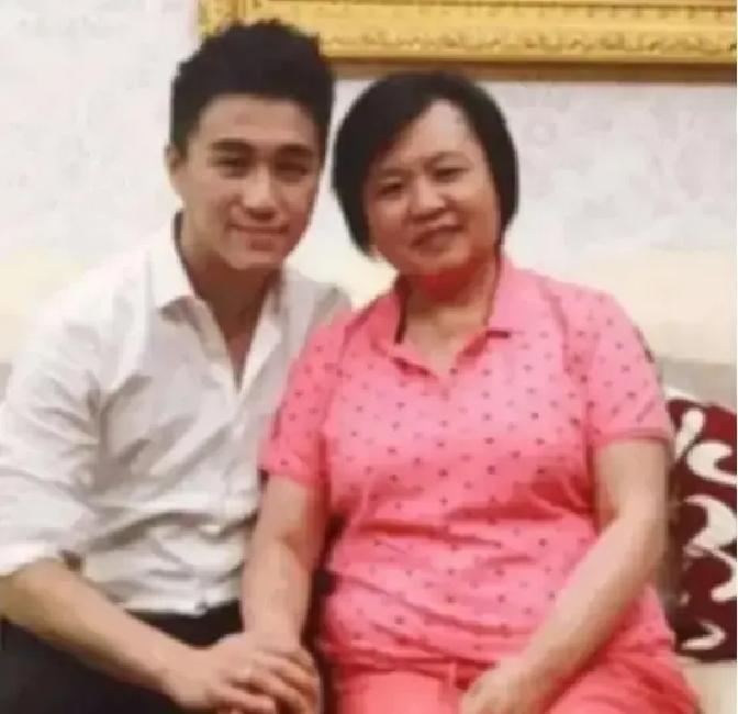 一次，赌王何鸿燊家的保姆，买彩票中了3000万，保姆乐坏了，她问赌王的儿子何猷君：“你想要什么礼物？”何猷君没当回事，随便说了句：“那就要个苹果手机吧！”本以为保姆开玩笑，可保姆的举动让他直呼:以后，我给你养老送终。
 
郭姨把手机递给何猷君的时候，盒子外头还套了个超市塑料袋。何猷君接过来，手指碰到