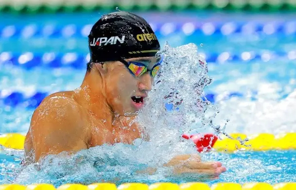 #17岁大桥信打破200米蛙世界纪录#亚运会男子200米蛙泳决赛举行，首次参赛的17岁日本选手大桥信游出2分04秒83，刷新世界纪录，原纪录是覃海洋保持的2分05秒48。这也是日本选手自2017年渡边一平之后，时隔7年再度诞生世界纪录保持者。

大桥信赛后表示：“我特别开心。游得快到我都在想，我该不会是服用 ​