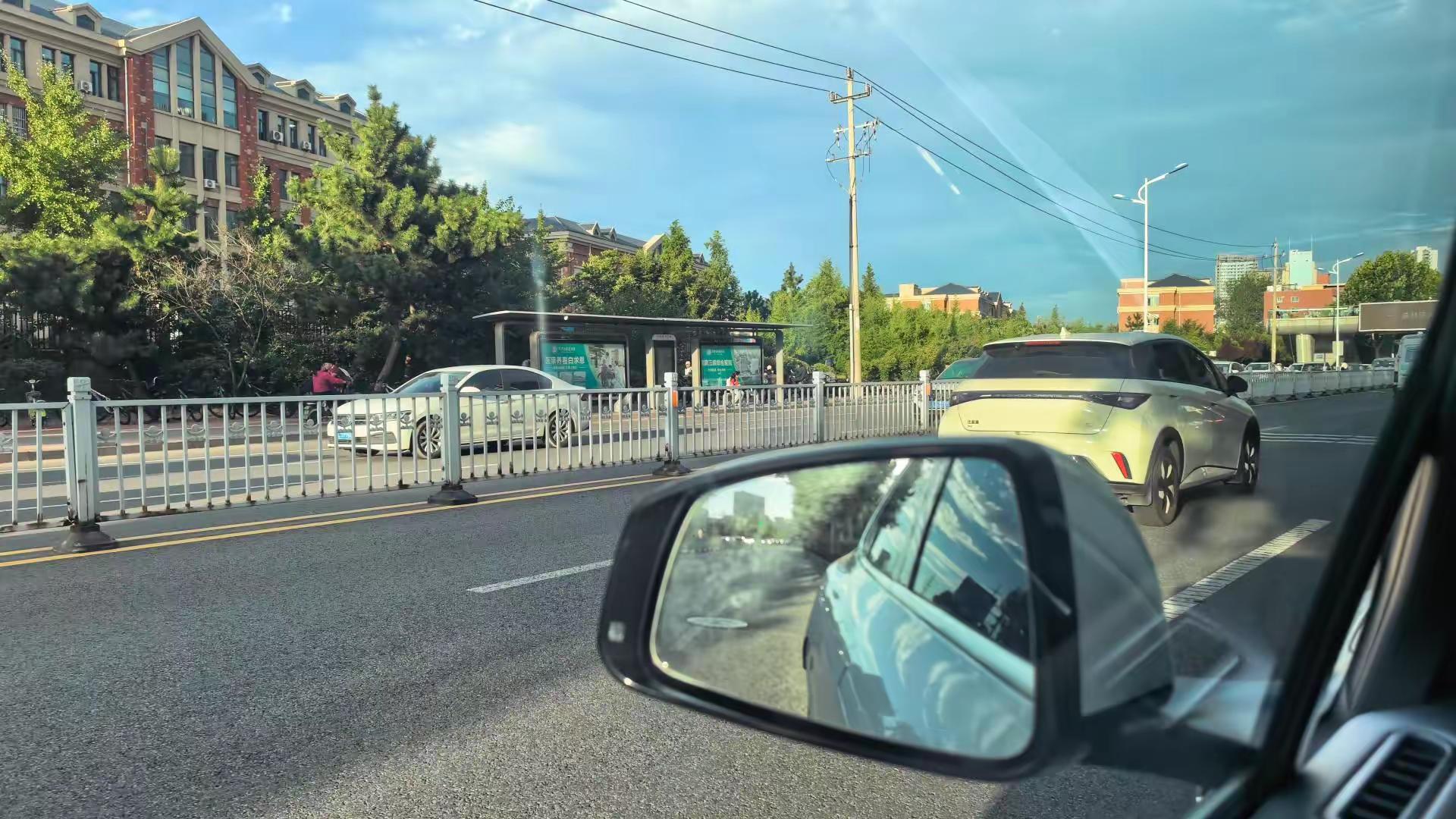 每天开着问界M5，兼顾上下班通勤和接送孩子放学。早晚高峰车流大，校园周边人车混杂，打开智驾辅助，行车轻松不少。底盘滤震柔和，车内安静，孩子坐在后排也很安稳。不用时刻紧绷神经，把日常接送的辛苦变成从容的短途出行。一台车，守护上下班与孩子上学放学的每一段路。鸿蒙智行
