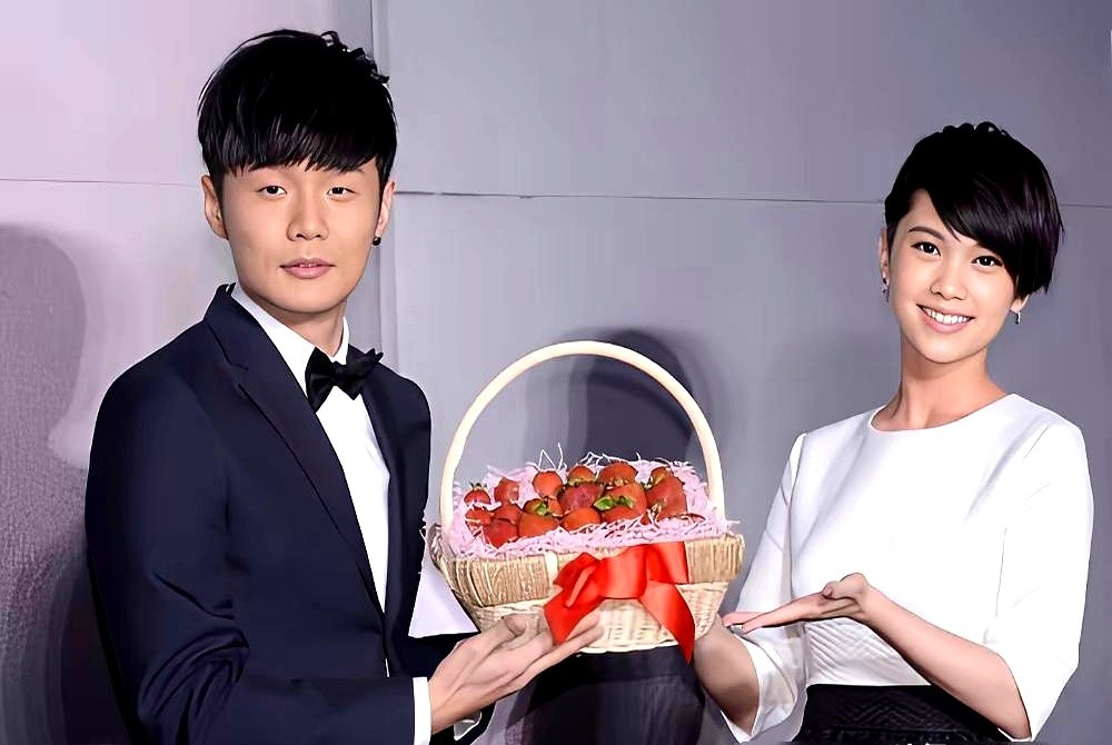 杨丞琳以前明确说过，这辈子根本没打算结婚。

她当时的想法很直接：两个人长久做伴就行，那张纸无所谓。结果李荣浩买完房子，转头就搞了场突然求婚，直接把她的不婚计划彻底掀翻。她还真就点头答应了。

现在她第五轮巡演都开起来了，台上唱着《过敏》，台下坐着跟了二十年的老粉。说到底，哪有什么真正的不婚主义？无