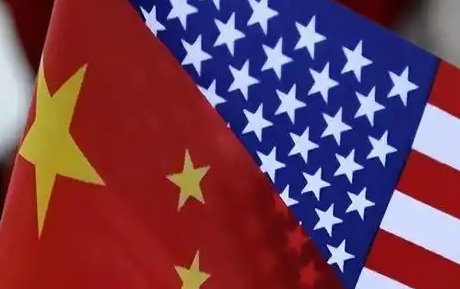 万斯摊牌！特朗普政府的副总统万斯曾坦言：假如中国实现统一，美国可能遭遇一场经济衰退。

2026年10月，台海局势又出现一个耐人寻味的现象。美国一边强调维护地区安全，一边推动台湾地区扩大军购，涉及约140亿美元的对台军售计划却迟迟没有完成审批。与此同时，台积电赴美投资的规模还在扩大。两件事放在一起看