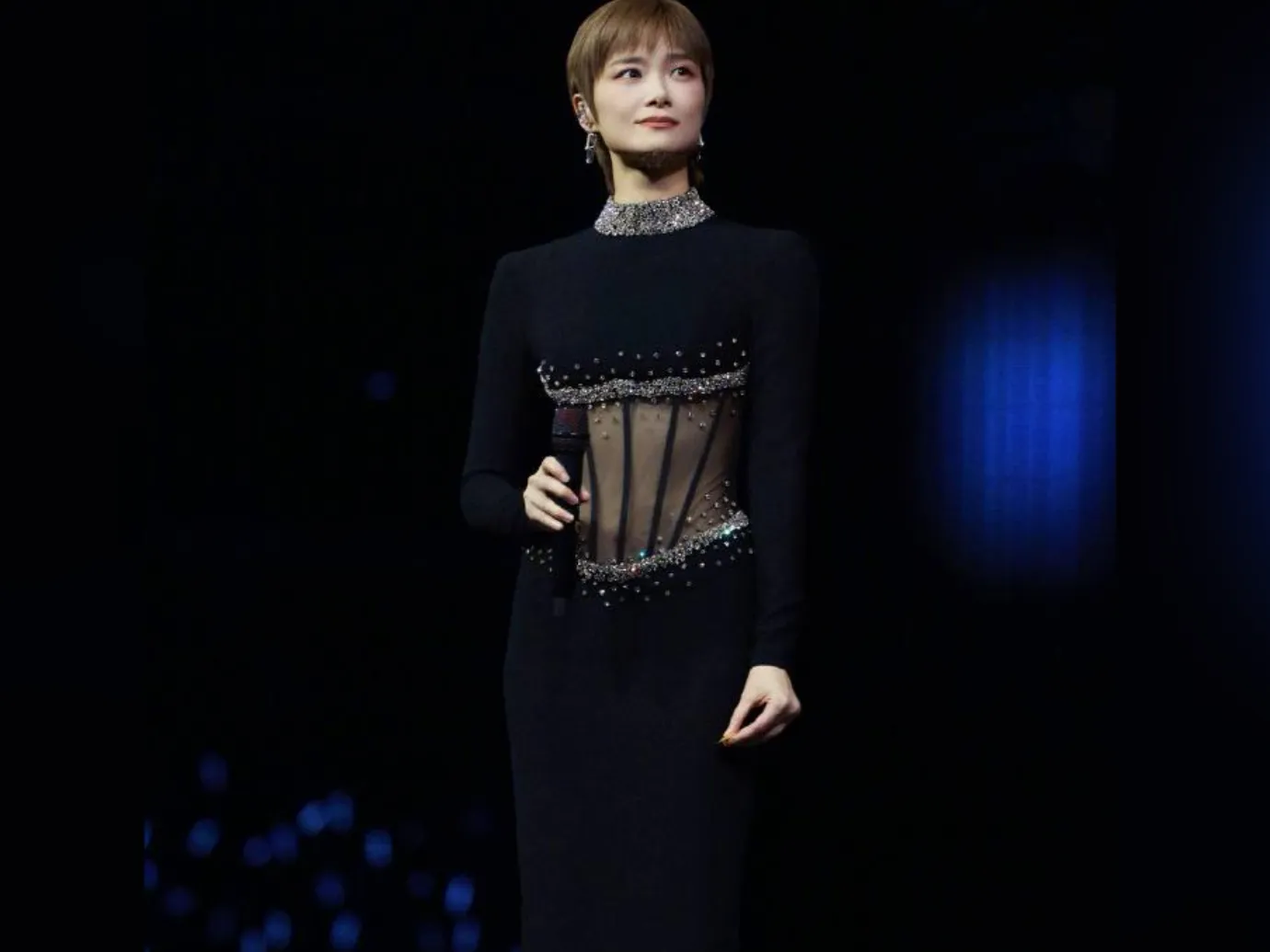 李宇春北京演唱会收官，上演内娱大型团建
李宇春2026「皇后与梦想」巡回演唱会，北京五棵松两晚收官，作为出道二十周年的重要演出，这场演唱会没有大规模提前营销造势，却变成圈内好友自发奔赴的大型线下团建，大量明星以普通歌迷身份到场，相关话题连续多日霸榜热搜。
现场明星名场面
1、倪妮、辛芷蕾坐