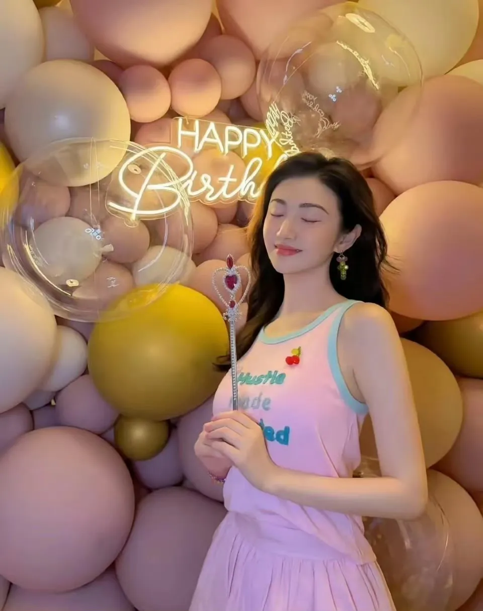 38岁景甜庆祝生日，她穿了一条粉红色小短裙，看起来少女心十足！不得不说，她的状态真好 ​​​