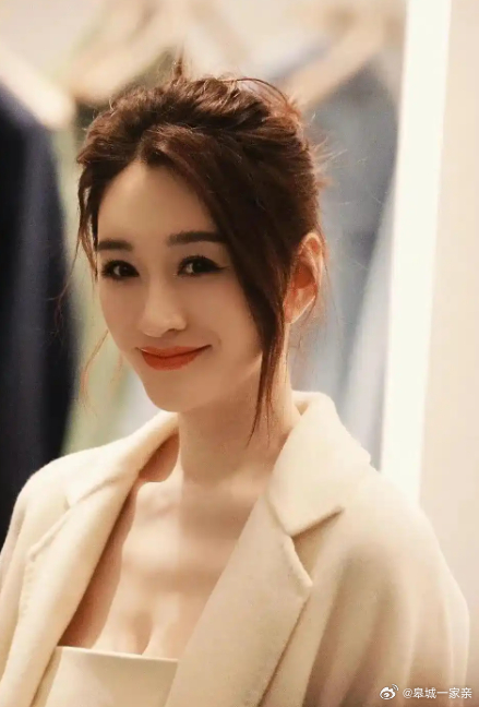 #李小冉老公被执行2111万#前脚前夫徐佳宁公司被曝强制执行2111万，后脚她轻飘飘一句“去年已离，互不牵扯”。网友还在算她要不要一起还债，人家早在2025年6月就把股份退干净了。当年那句“给你五个亿让你作”，传了十一年，后来被澄清不过是麻将桌上的“五魁”误传。童话是网友脑补的，账是她自己算的 ​