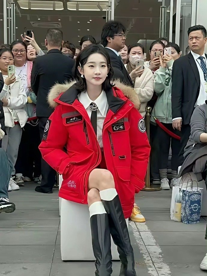 看了张艺凡才发知道有人翘二郎腿一只脚居然可以踩到地上 ​