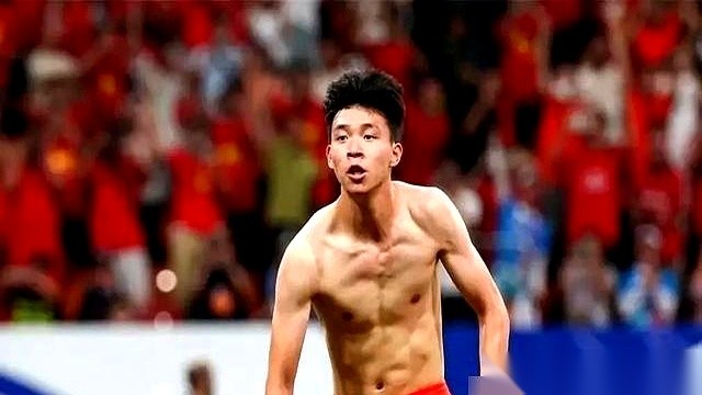 中国足坛很久没见过这么“横”的十九岁年轻人了，王钰栋刚把德甲几家俱乐部的合同全推了回去。
多特蒙德抛来橄榄枝，门兴格拉德巴赫直接把月薪五千欧元的协议推到桌面上，附带条件却写得清清楚楚：签字后立刻外租，上场时间概不保证。
他父亲在谈判桌前把合同一推，撂下一句话：不去坐板凳。
亚运会半决赛单刀硬吃韩国后