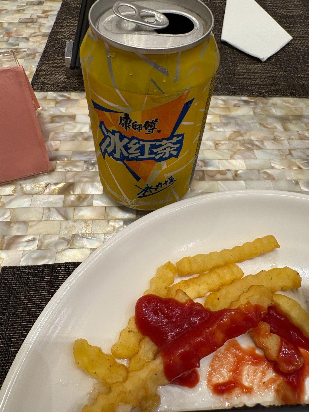 吃自助餐就吃了一碗面两碗绿豆汤一听冰红茶，别怪我没经验，我是真觉得这些至少不是冷冻品预制菜 ​