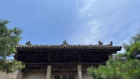 西李门二仙庙，文保员大爷已经准备午睡了，整个庙里只有我们，正殿锁着门...