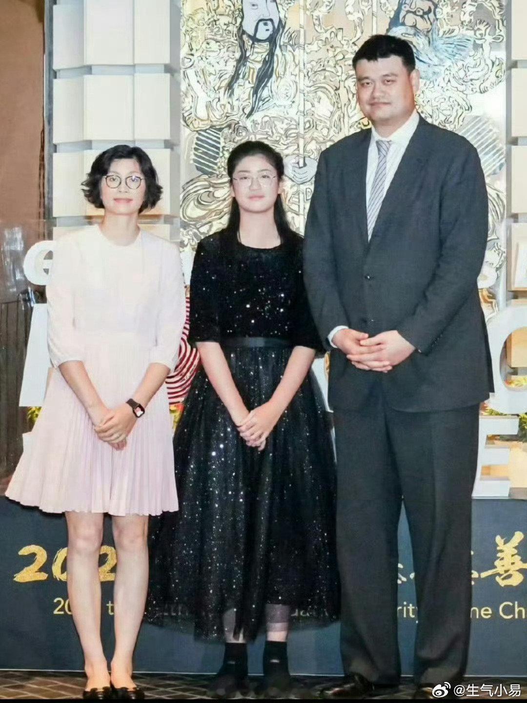 姚明和女儿在散步，爷俩长得太像了 ​