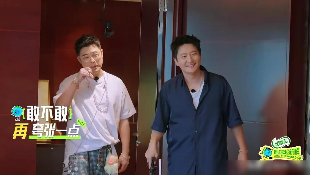 陈赫在上戏被郭京飞当众演哭过。
排《杜拉拉》，郭京飞是师哥，陈赫站旁边当配角。台词一过，差距全出来了。郭京飞不用使劲，往那儿一站，呼吸都是角色的。陈赫憋红了脸，怎么接都像在念稿。
排到一半，陈赫直接崩溃，当场掉眼泪。不是矫情，是彻底被碾压，那种我怎么努力都追不上的绝望。
这事过去十多年，两人在