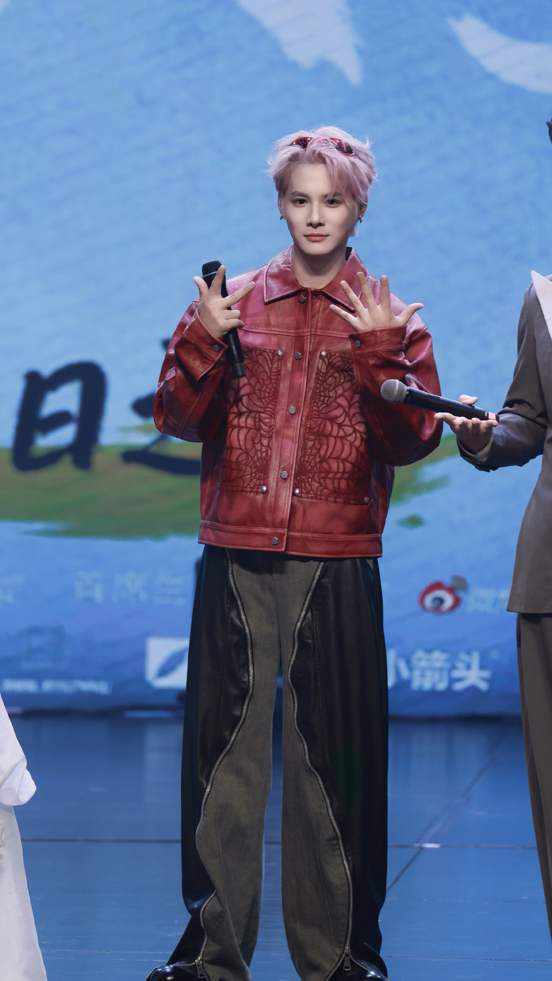 #郑业成[超话]##戏梦人生郑业成生日见面会# 

红衣粉毛限定

​