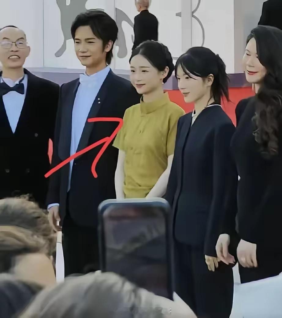 刚刚特意去查了一下两位美女
​有没有签公司，不查不知道，一查才发现王晓慧和李思彤的差距远没有我们想象的这么简单。
​李思彤那西装一看就是专业团队的手笔，从剪裁到面料再到整体搭配，简直是教科书级别的。
​而晓慧呢，那件旗袍说实话有点可惜，面料软塌的问题直接拉低了整体质感。
​你说她是审 ​