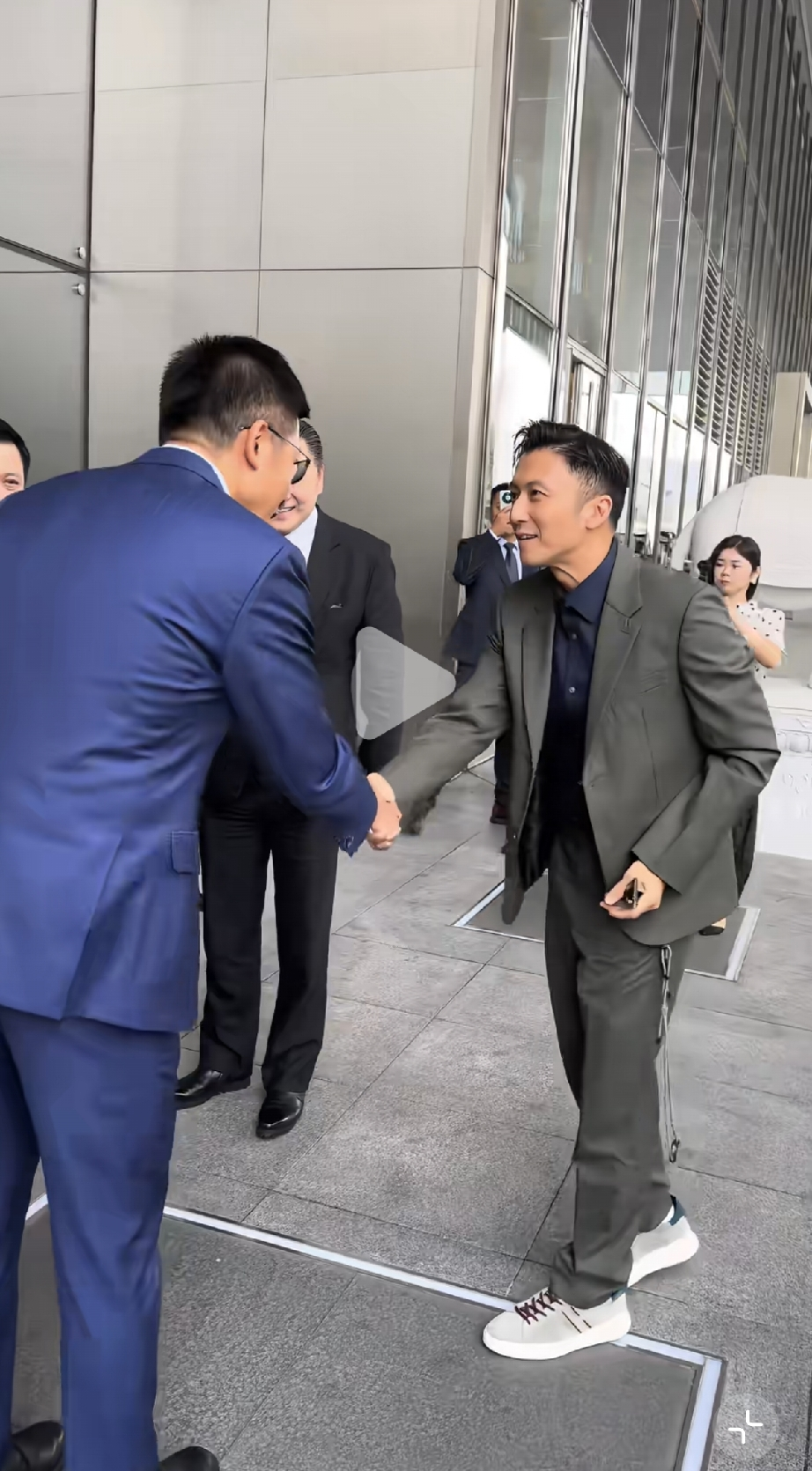 谢霆锋，引发热议！

8月19日，45岁的谢霆锋，冲上热搜，这一次，不是因为工作，也不是因为王菲，而是他现身北京，西装革履，点头哈腰，不仅穿的正式，连行为作风都很正式，与平常的画风完全不同。

莫非，谢霆锋这次见面的都是大人物？

不知道是商务洽谈，还是有新的改革规划呢？

值得一提的是，穿上板正的