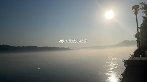 水光氤氲。