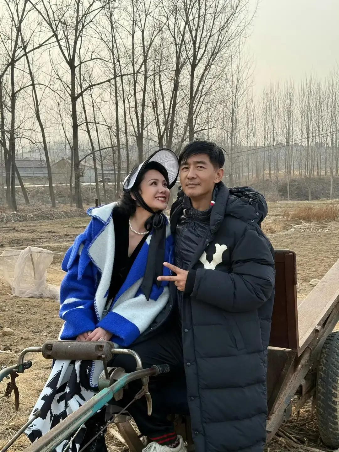 程莉莎暖心力挺郭晓东，网友看哭了
郭晓东发完《披荆斩棘》的告别长文，最让人心酸的不是跑调，而是他从昨晚到现在，连自己的演唱都不敢点开听

他把自己形容得又笨、又紧张、又可笑。一个在镜头前摸爬滚打多年的演员，到了不擅长的舞台上，还是会害怕被人看见狼狈的一面
可他没有躲，也没有找借口，硬着头皮唱完了。跑