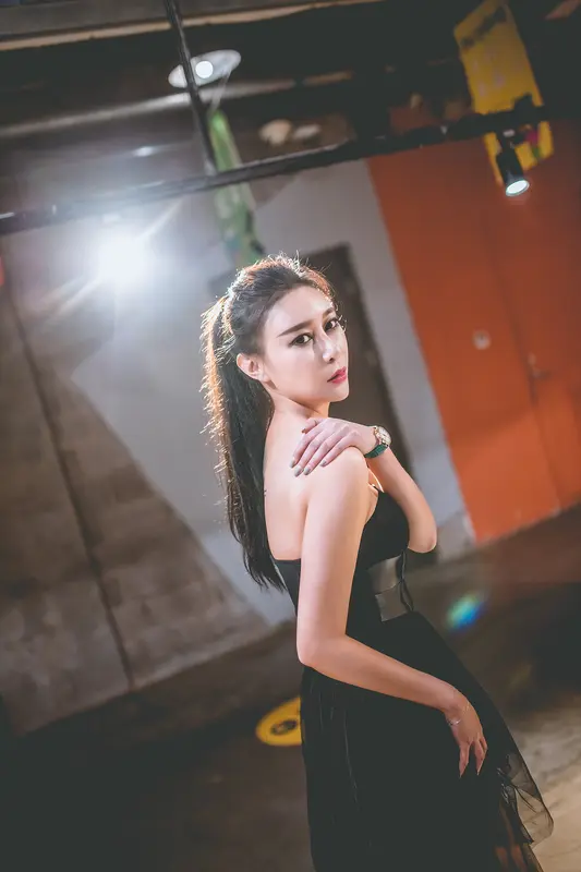 喜欢御姐是一种超带感的体验。就像那个20岁大学生爱上40岁高冷御姐，年...