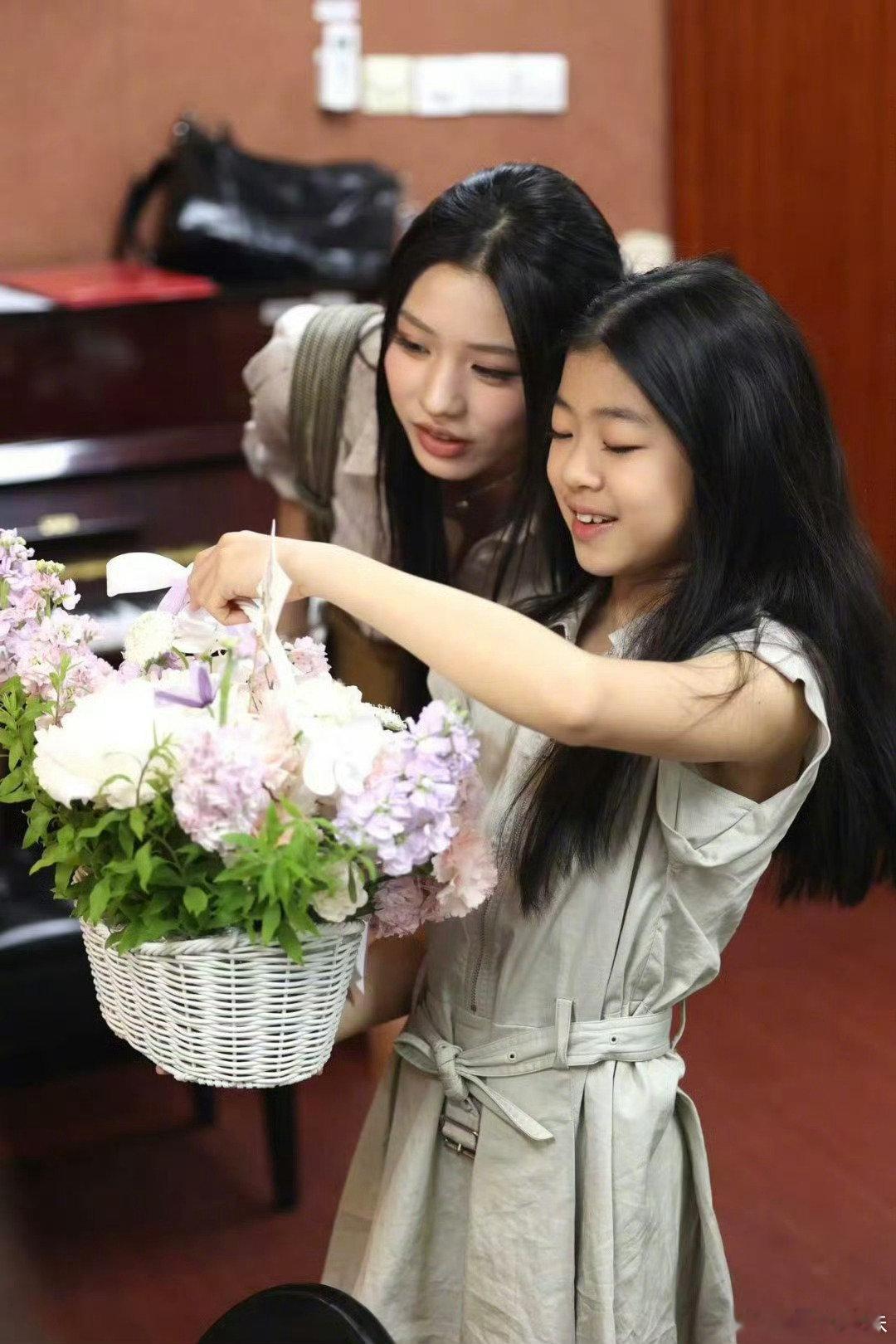 #汪峰女儿小苹果20岁近照#
汪峰女儿小苹果20岁近照好漂亮啊，这高挑纤瘦的身材随了亲妈葛荟婕的基因，整个人自信又松弛，葛荟婕完全是生了一个翻版的自己啊！ ​