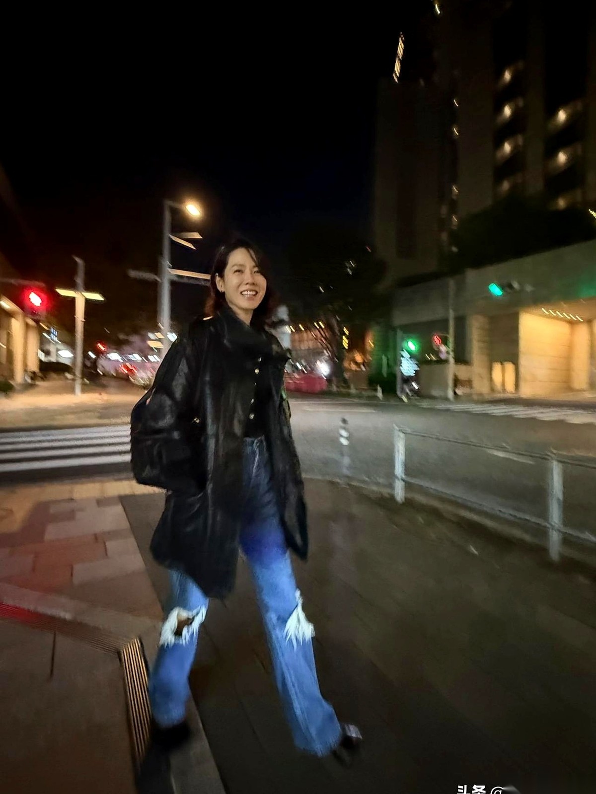 4日，孙艺珍在Instagram上发了自己在日本东京街头夜游的照片。
镜头前她穿着长款皮夹克配水洗牛仔裤，笑得直接露出了牙龈。
评论区里粉丝留下的夸奖最后全挂到了玄彬账上。
很多人拍照最怕的就是露牙龈，生怕嘴角咧得太大显得不够精致，恨不得每一寸肌肉都精准管理。
但你看照片里的状态，波波头往旁边一侧梳