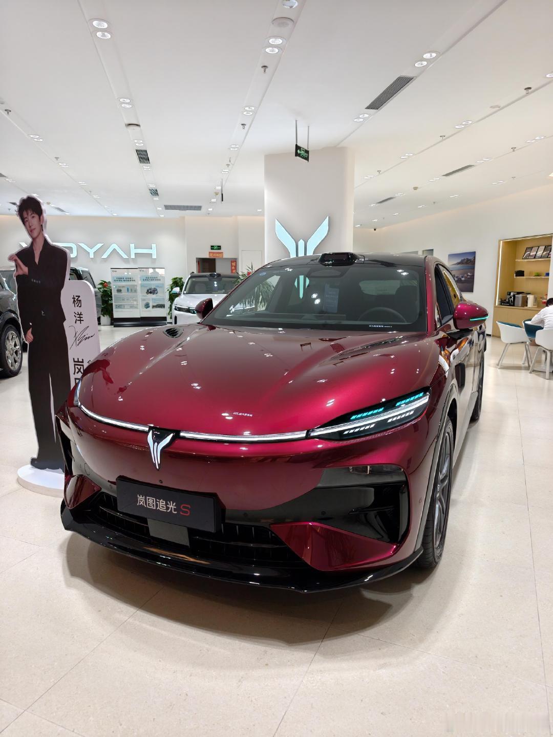 全球首款四激光科技FUV，车长5050毫米轴距3000毫米，CLTC最高740公里，全域800V 5C超充10分钟20%到80%，全系华为乾崑ADS 5四激光雷达+鸿蒙座舱5.2，得房率90% 。 ​