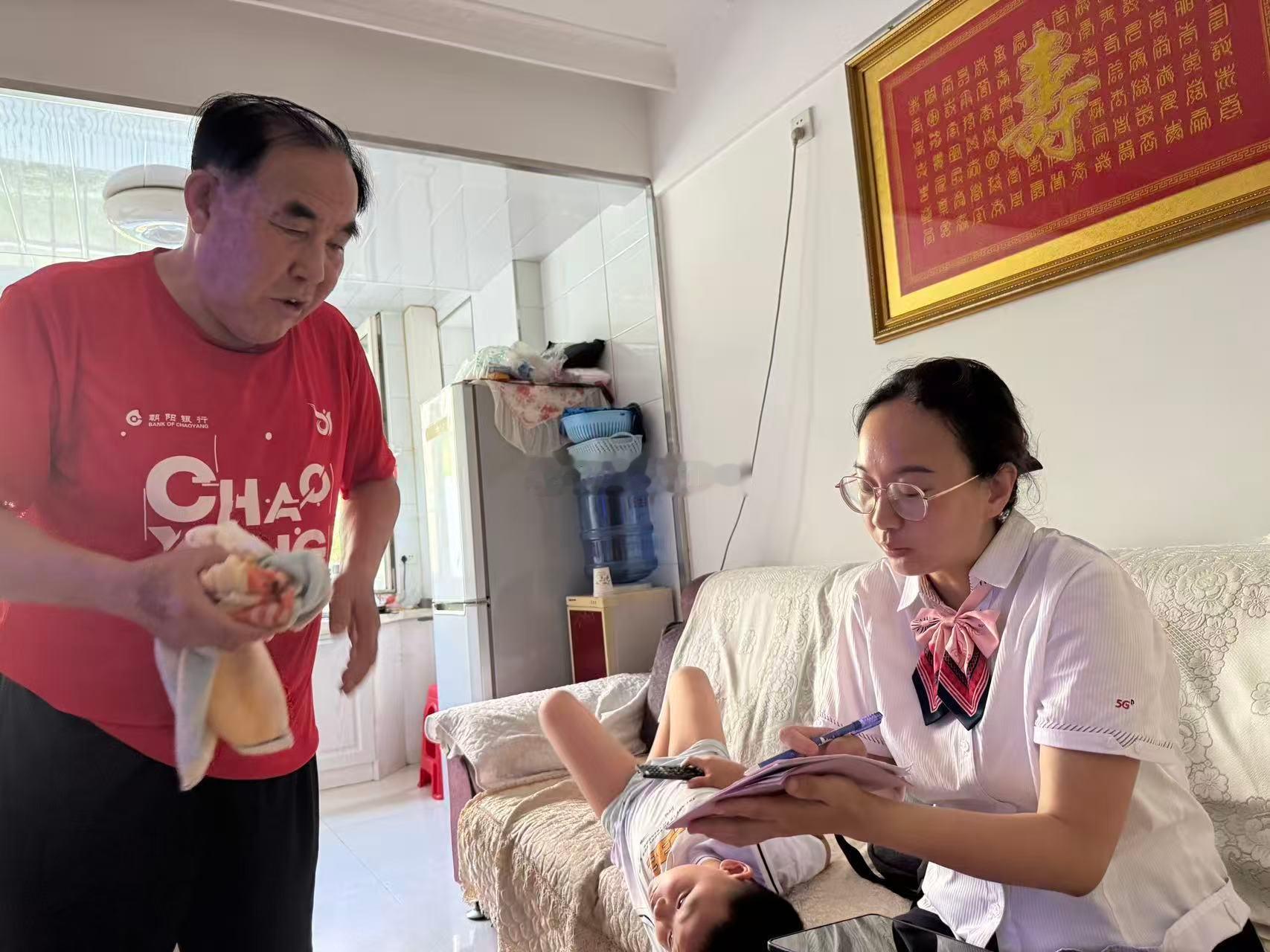 作为普通客户，我真切感受到联通的上门服务很暖心。家里老人不太会使用手机，出门办事也不方便，朝阳联通红星路营业厅的工作人员主动上门，耐心给老人讲解业务，手把手教老人操作手机功能。不用老人奔波跑营业厅，在家就能把事情办好，切实解决了老年人出门办事难的问题，这种上门便民服务特别实在，非 ​