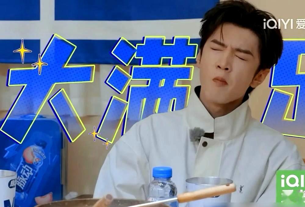 扑通一声，一米八的个子砸在地上，旁边伸手搀扶的大张伟，胳膊被硬生生抠出道红印。

密室摸黑搜证，何炅从角落窜出。陈哲远吓得双腿发软，结结实实跪了个大礼，全场笑疯。

镜头前惊吓是小事，镜头后对自己下的才是狠手。为了上镜，天天嚼水煮菜，主食碰都不碰。

偶尔放纵吃两口，转头就死磕健身房，三天硬把身体水