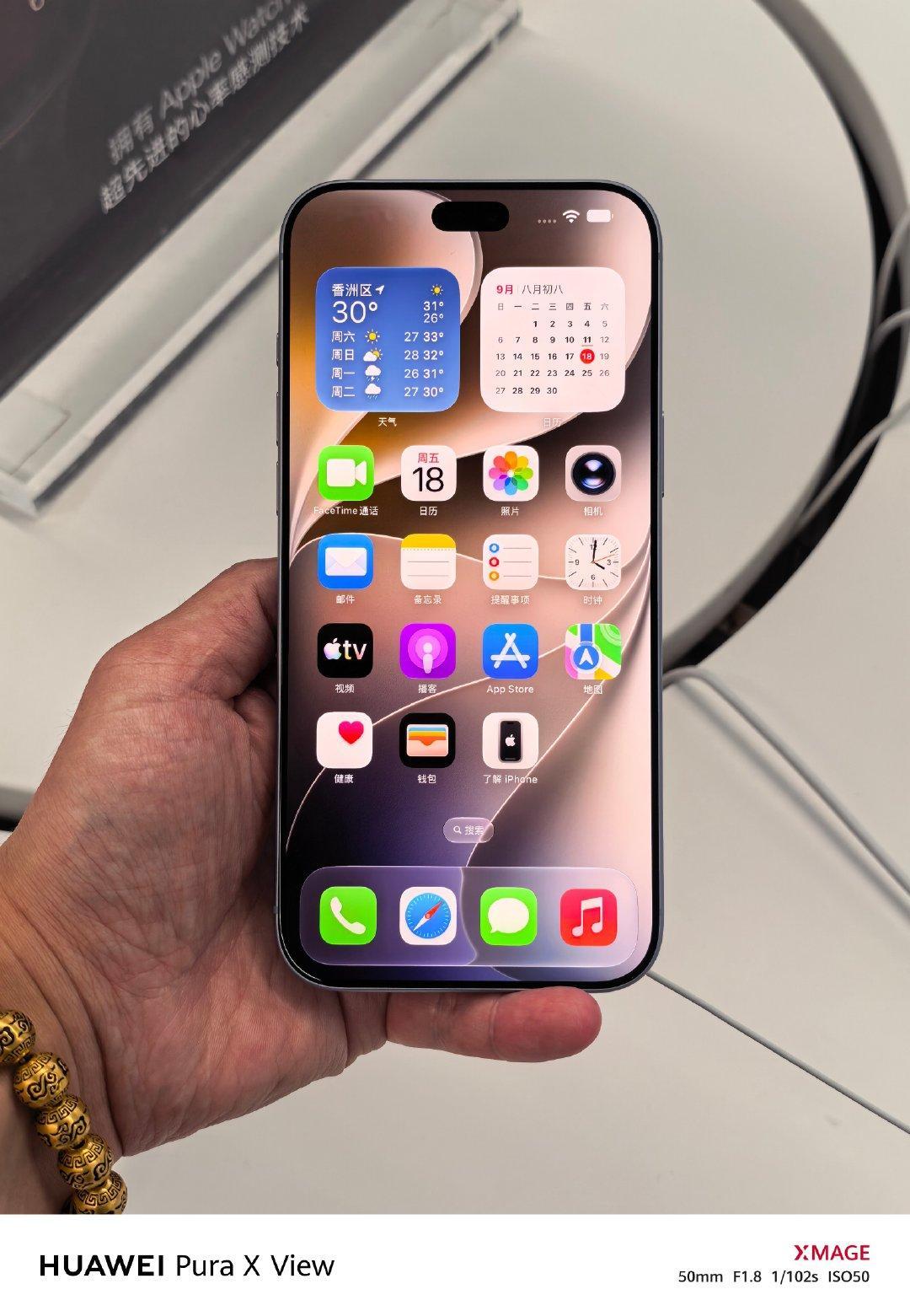 #黄牛吐槽iPhone18Pro没人收# 据说这次iPhone18 Pro线上线下都随便买，iPhone18 Pro Max线下加价400-500左右现货，估计过几天就会全部原价现货供应了。这次的iPhone18 Pro系列的提升幅度这么小，就别想着自己做黄牛加价转卖赚钱了！卖这么贵，根本不值！ ​