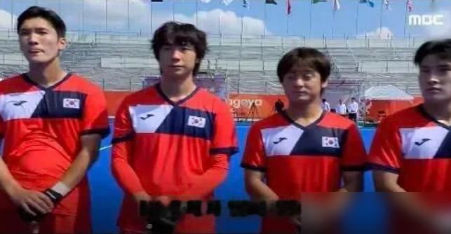 韩国队又tm被放错国歌了，这次直接放的朝鲜的。
9月18日，名古屋亚运会曲棍球小组赛，韩国打孟加拉，赛前奏国歌环节，广播一响，全场懵了。放的压根不是韩国国歌，是朝鲜的。韩国队员站在场上，表情跟吃了苍蝇一样，组委会赶紧掐断重放。韩国代表团当场炸了，直接提抗议。
这种事搁韩国身上，真不是头一回。24