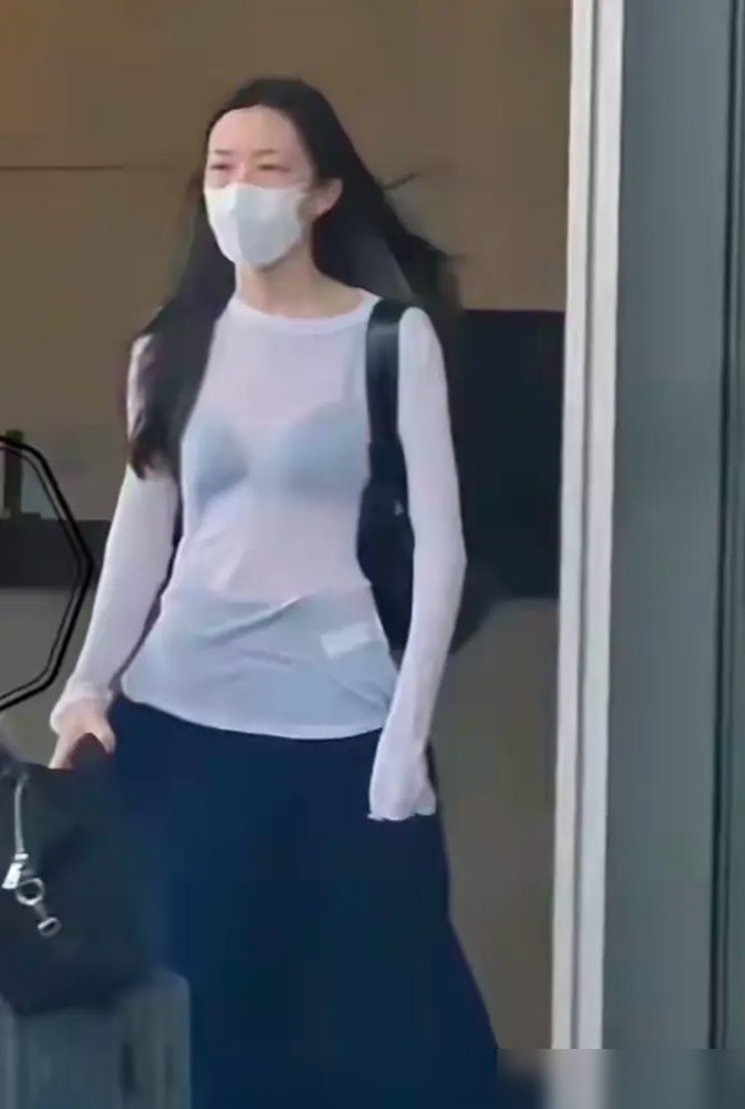 4万块的包，175的个儿，19岁李嫣往那一站，全网闭嘴了。

黑色细吊带，高腰阔腿裤，马尾一扎，走路带风。媒体拍到她跟窦靖童、宋妍霏吃完饭出来，那步子，那神态，活脱脱年轻版王菲。

有人说穿得太大胆，有人说王菲没教好。

可你仔细看，唇腭裂的痕迹几乎没了，五官长开了，瘦是瘦，但那股松弛劲儿，装不出来
