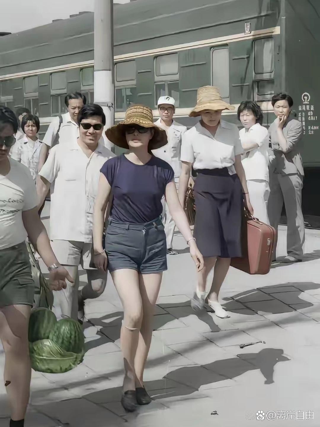 1984年，山西。刘晓庆受邀前往运城巡演，因着装太过前卫，路人看完惊呆！ ​