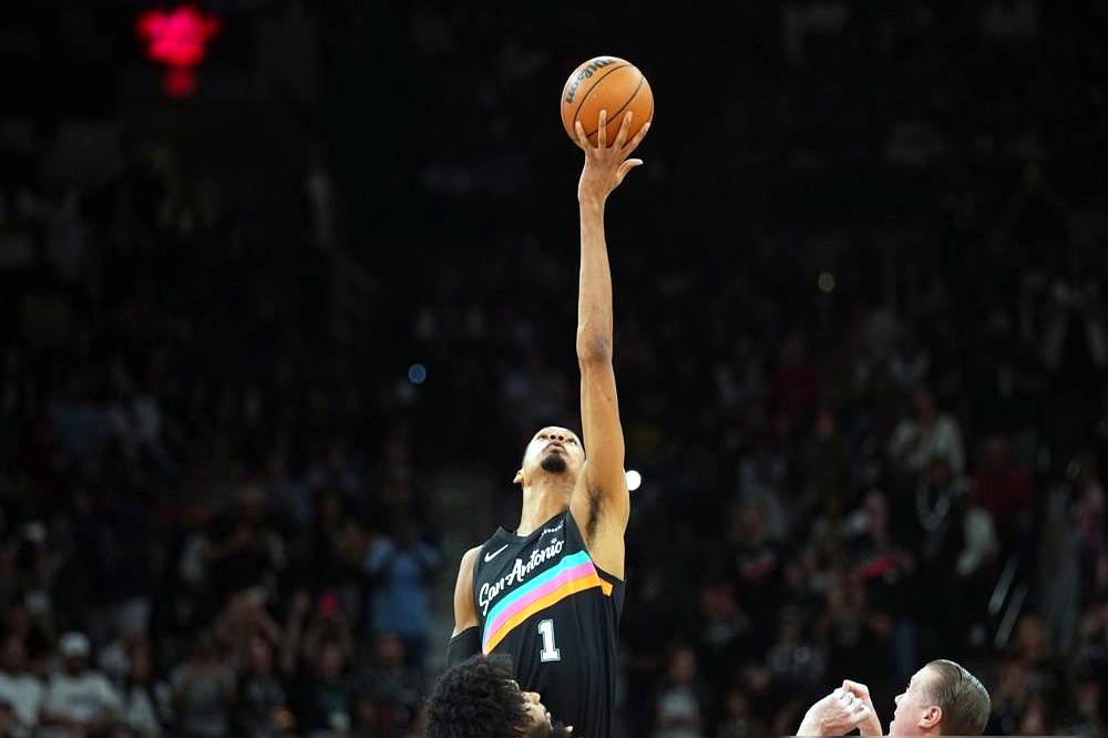 刚从脑震荡协议里放出来，就打成这样？    马刺的维克托·文班亚马，季...