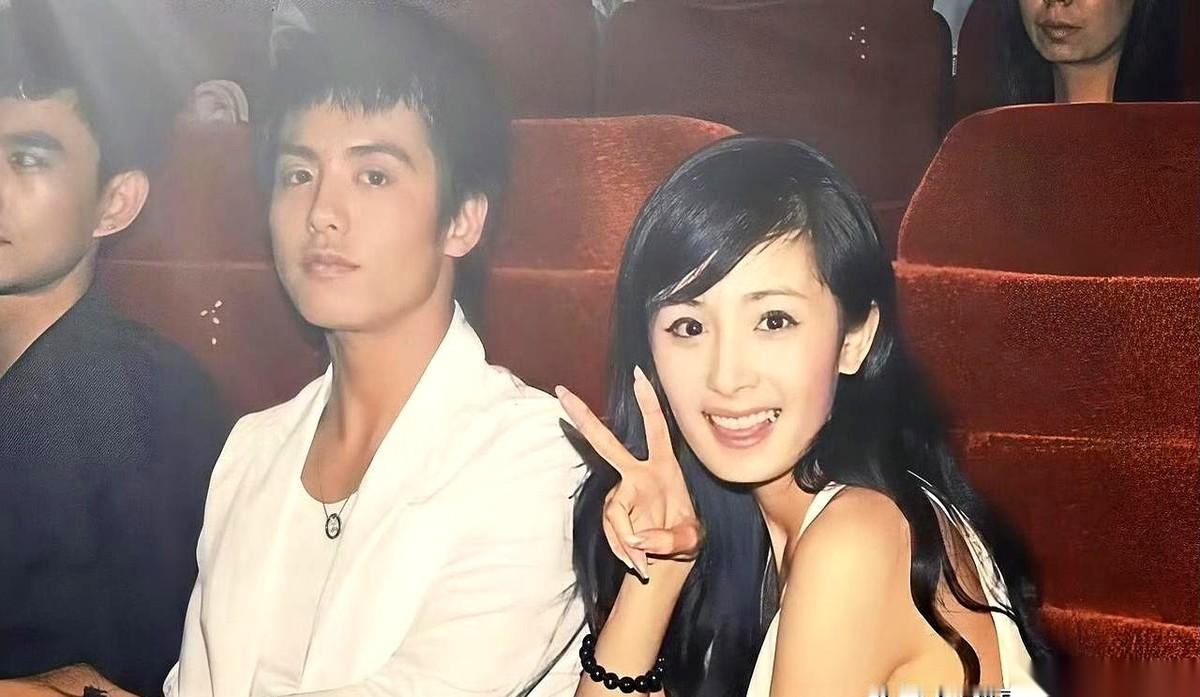 杨幂自己没去录节目，却因为马天宇在综艺里翻出的一段旧事，又被大家聊上了热搜。
事情起因是马天宇参加了《后会友期》，在节目里提到多年前的一段低谷期：当时他正经历父亲离世的打击，工作交往中又和张萌闹得不太愉快，整个人陷在难处里，最后是选择打电话跟杨幂聊了这通心事。
人在遇到坎儿的时候，心力往往最禁不起折
