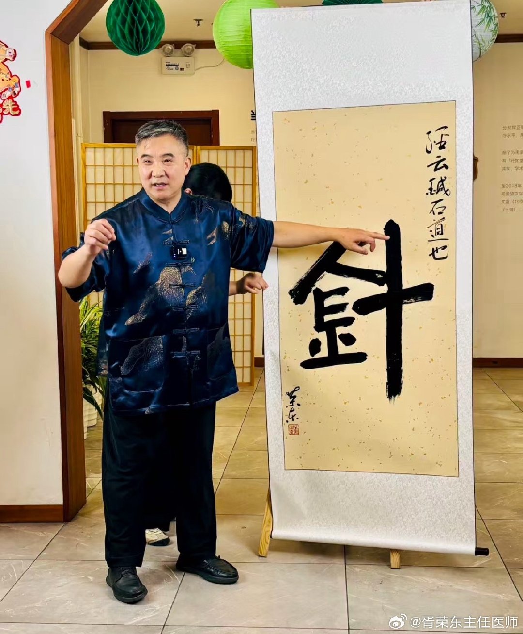 一、偏头痛的核心典型表现为：单侧搏动跳痛为主，约60%的患者疼痛集中在头部一侧太阳穴或颞部，痛感和血管跳动节奏一致，也可能扩散到全头。日常活动会明显加重：走路、弯腰、爬楼梯这类普通动作，都会让头痛程度快速上升，发作时大多只想保持静止。常伴随三类典型不适：胃肠道反应：80%左右的患者会出现恶心，半数人会伴随呕吐，进食后不适还可能加重。感官高度敏感：对普通光线、日常声音甚至香水油烟味都难以耐受，只想躲进安静昏暗的房间休息。部分人有先兆：约25%-30%的患者头痛前20-30分钟，会看到闪光、锯齿状线条，少数人出现肢体麻木、说话不顺畅。发作持续时间固定：未经干预的成人偏头痛，疼痛会持续4-72小时，发作结束后还可能遗留1-2天的疲惫感。

二、和其他常见头痛快速区分
1. 紧张性头痛
多是双侧头部紧箍、压迫样的痛感，程度偏轻，不会出现明显恶心畏光，日常活动也不会明显加重痛感。
2. 丛集性头痛
集中在单侧眼眶周围剧烈疼痛，伴随眼红、流泪、鼻塞，发作呈密集周期，持续数周后会自行缓解很长时间...