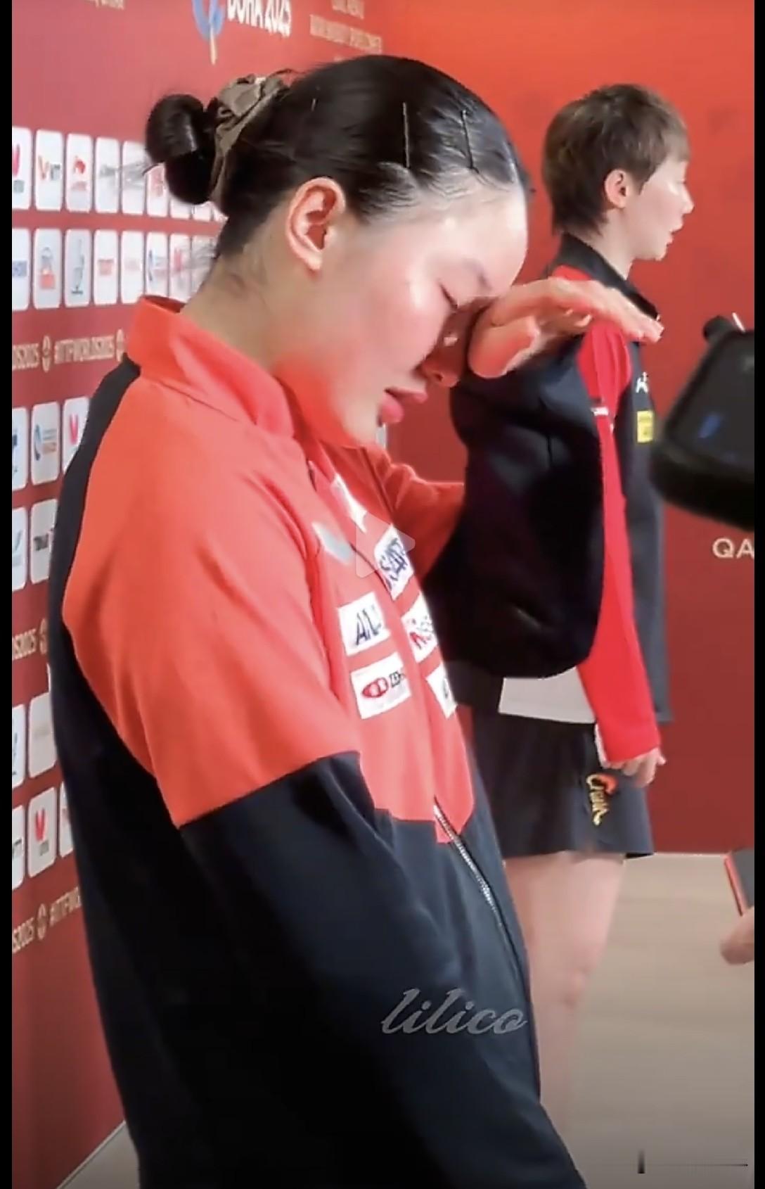 张本美和这次又被打哭了[捂脸]
日媒称：张本美和赛后痛哭，满心不甘非常艰难的开口，称这次失败的很彻底，对手所有环节比她更强，更有实力。她本身实力还是不够，以后靠大量的训练去弥补。
张本美和和王曼昱的胜率是一胜12负，在五月份的伦敦世兵赛3：2险胜王曼昱。这次亚运会团体决赛她又仅差两分输给了王曼昱。时