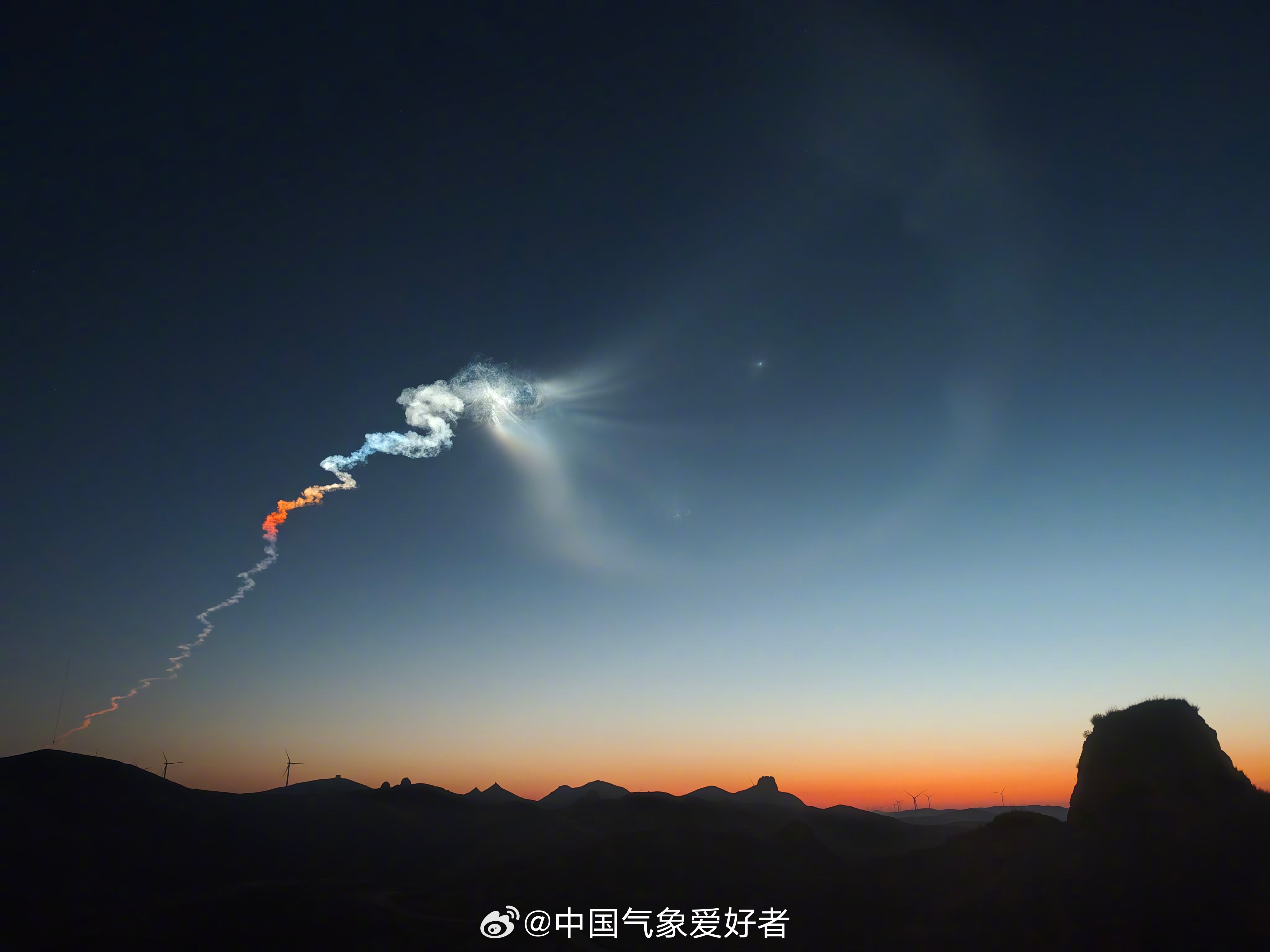 快看，火箭夜光云
10月23日晚上6点20分前后，中气爱摄影群sufflection 在山西朔州，拍到了非常明亮多彩的夜光云。夜光云是地球上最高的云之一，它悬浮在约 80 公里高空的中间层，自然条件下要拍到极其难得。不过也有一种情况，那就是航天器发射时产生的夜光云，又叫航迹夜光云、火箭夜光云。它是航天器 ​