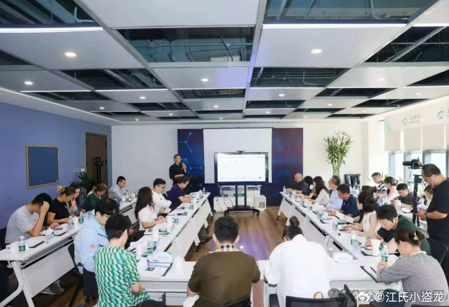 #同心之旅 复兴有我 #【AI 赋能医疗，科技助力民生】8 月 21 日，“同心之旅・复兴有我” 第 16 场活动走进中关村西三旗（金隅）科技园云知声。在无党派人士、云知声创始人黄伟带领下，党外人士、网络大 V 与媒体代表实地体验 AI 智慧医疗应用。模拟问诊现场，智慧医疗语音录入系统自动识别医患对话， ​