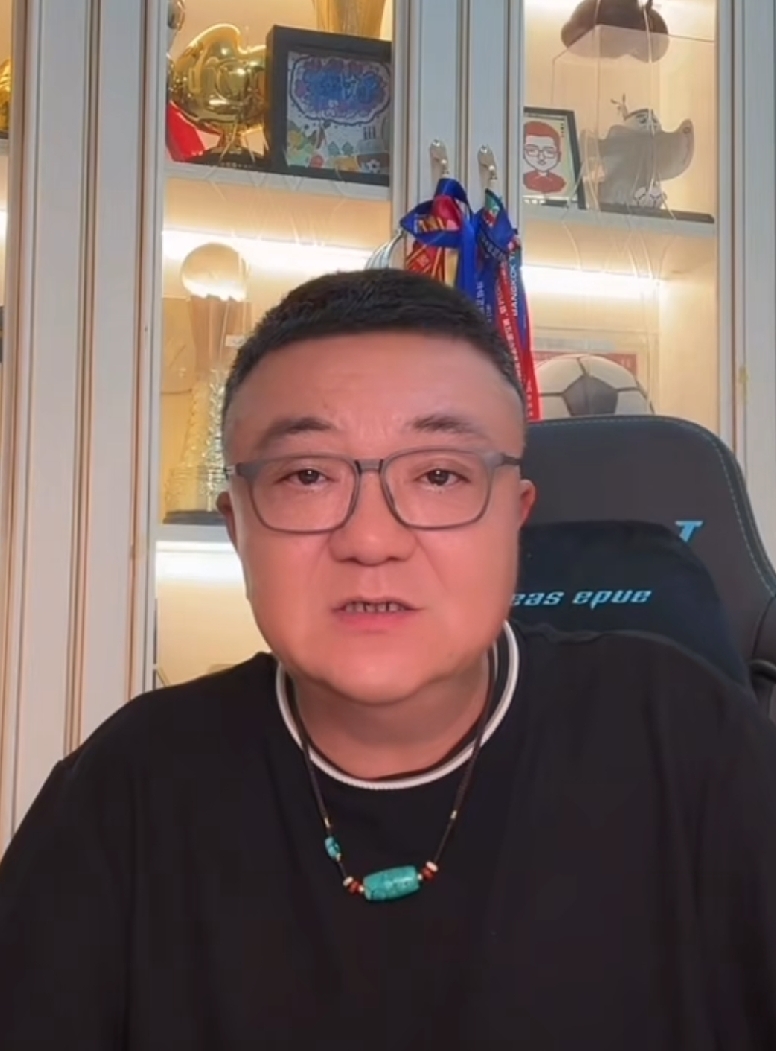 董路，再次启用“特招”权力——将曾经留洋海外回国效力的周潇指导，招致中国足球小将